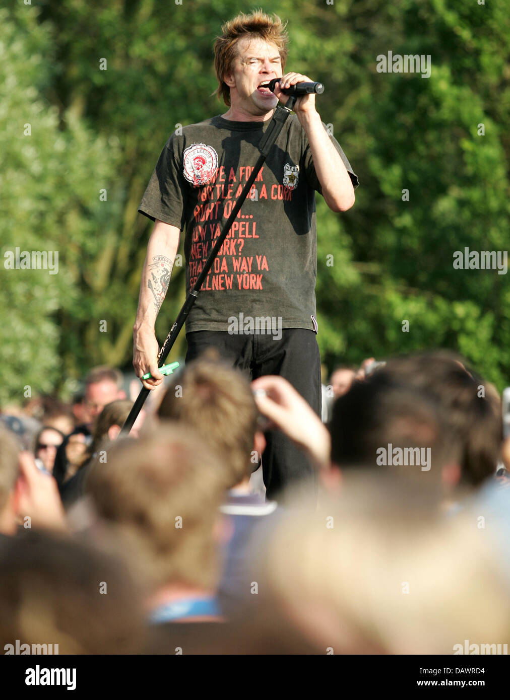 German musician Campino of Toten Hosen performs on stage at the 'Vocies Against Poverty' concert in Rostock, Germany, 7 June 2007. With the concert well known musicians from all over the world wanted to underline their demands for a fairer world order during the G8 summit in Heiligendamm. Photo: Jens Wolf Stock Photo