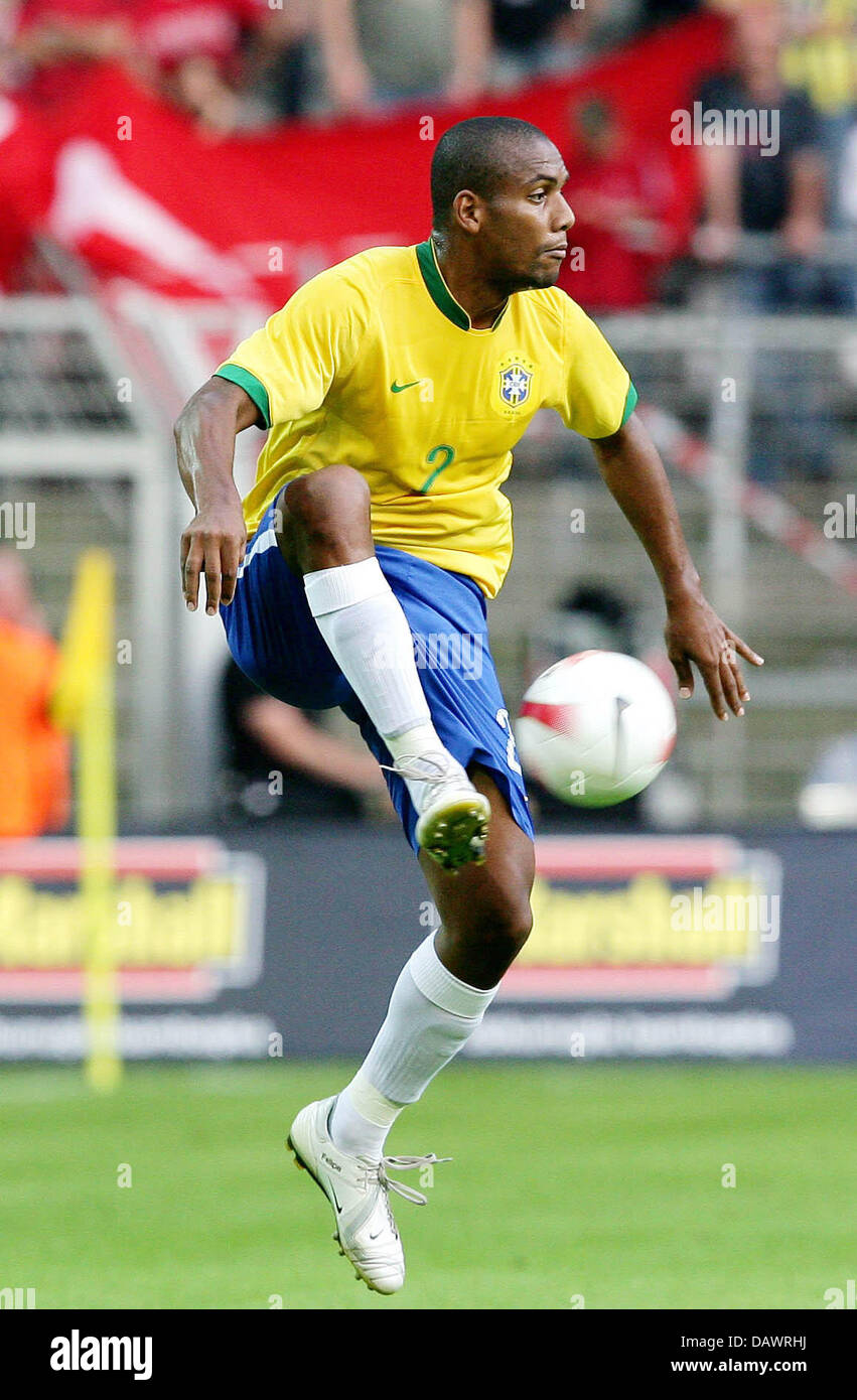 Brazilian international Maicon controls the ball during the friendly Brazil v Turkey at the SignalIduna Park of Dortmund, Germany, 05 June 2007. The match featured many substitutions and ended in a pleasing but goalless draw. Photo: Achim Scheidemann Stock Photo