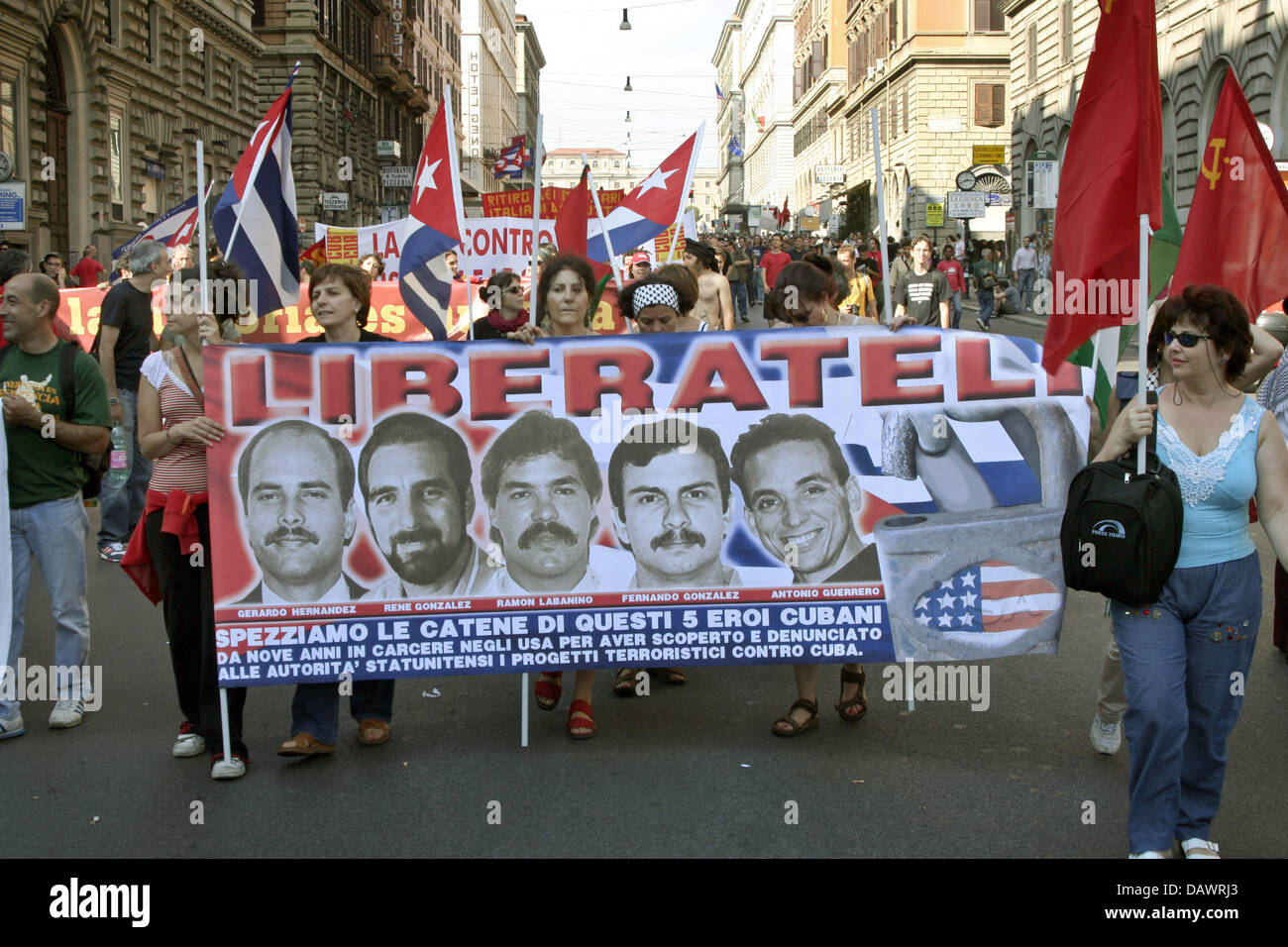 Demonstrators demand the freeing of Cubans Gerardo Hernandez, Rene Gonzalez, Ramon Labanino, Fernando Gonzalez and Antonio Guerrero in Rome, Italy, 09 June 2007. Tens of thousand people rallied against the visit of US President George W. Bush. Photo: Lars Halbauer Stock Photo