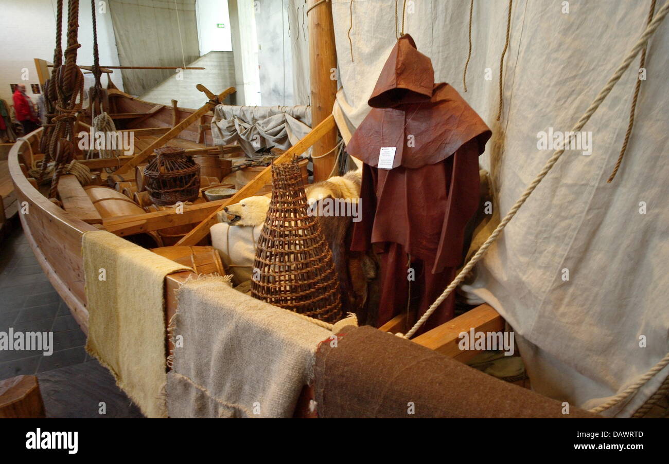 A reconstructed Viking ship of the 11th century, discoverd in the Roskilde fjord in 1962, is presented in the ship hall of the museum for Viking ships in Roskilde, Denmark, 22 May 2007. Shipbuilding and seafaring of the Vikings are presented in the museum that has its own wharf and an archaeological workshop and offers Viking ship boat trips in the summer. Photo: Maurizio Gambarini Stock Photo