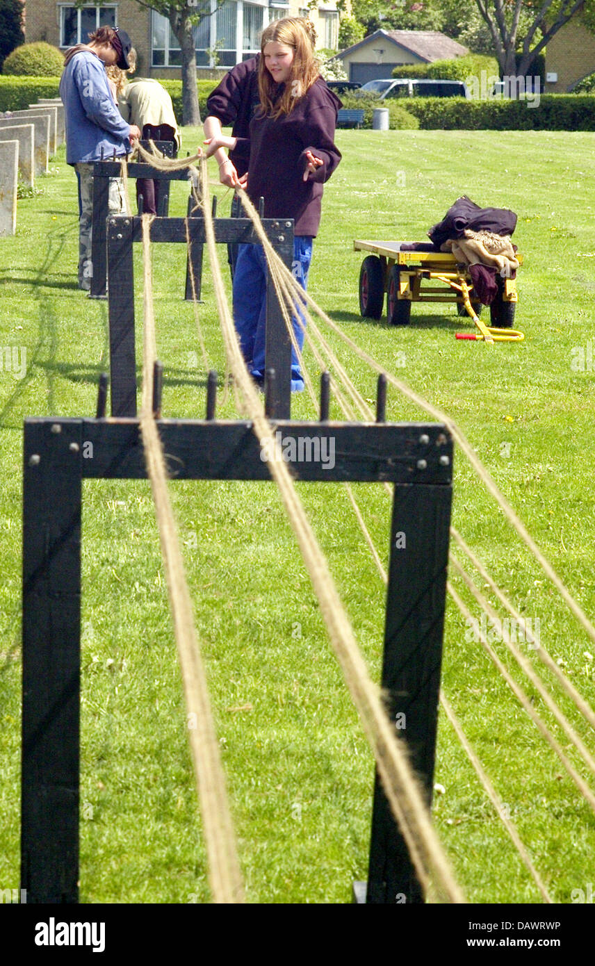 Visitors produce ropes like the Vikings outside the museum for Viking ships in Roskilde, Denmark, 22 May 2007. Shipbuilding and seafaring of the Vikings are presented in the museum that has its own wharf and an archaeological workshop and offers Viking ship boat trips in the summer. Photo: Maurizio Gambarini Stock Photo
