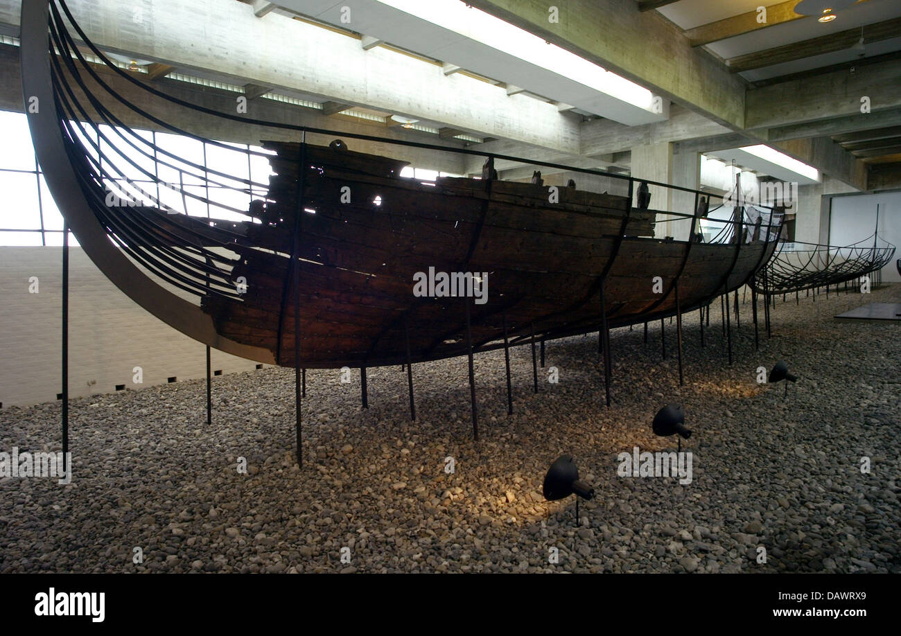 A reconstructed Viking ship of the 11th century, discoverd in the Roskilde fjord in 1962, is presented in the ship hall of the museum for Viking ships in Roskilde, Denmark, 22 May 2007. Shipbuilding and seafaring of the Vikings are presented in the museum that has its own wharf and an archaeological workshop and offers Viking ship boat trips in the summer. Photo: Maurizio Gambarini Stock Photo