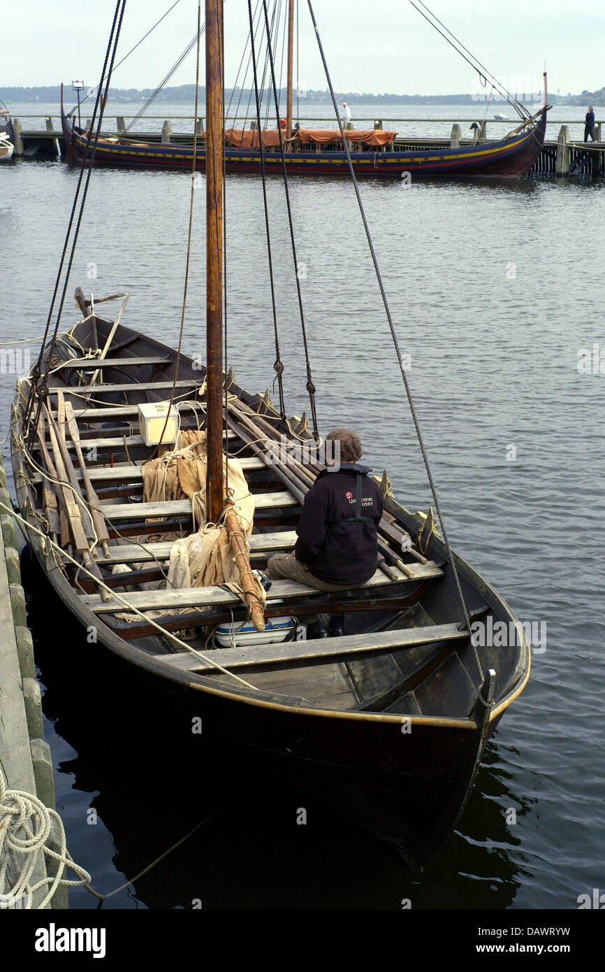 A reconstructed Viking ship lies in the harbour of the museum for Viking ships in Roskilde, Denmark, 22 May 2007. Shipbuilding and seafaring of the Vikings are presented in the museum that has its own wharf and an archaeological workshop and offers Viking ship boat trips in the summer. Photo: Maurizio Gambarini Stock Photo