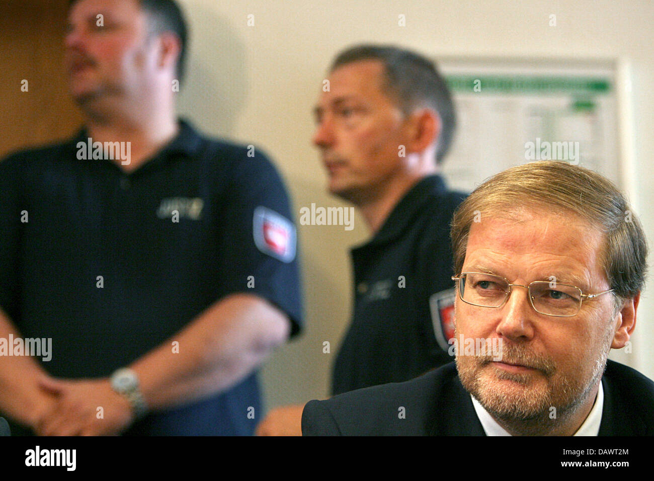 Former Member of the Bundestag Hans-Juergen Uhl (R) pictured in the court hall of the county court in Wolfsburg, Germany, 14 June 2007. Uhl is about to confess when he faces court in the second trial on the Volkswagen lust trips scandal. The Public Attourney's Office accuses Uhl of lust tripping at the firm's expenses and aiding breach of trust. Photo: David Hecker Stock Photo