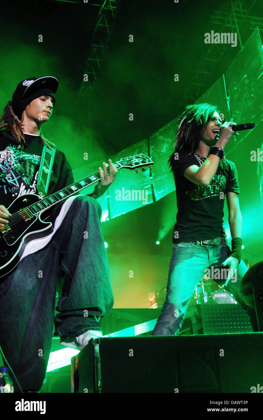 Tokio Hotel singer Bill Kaulitz (R) and guitarist Tom Kaulitz (L) pictured during a show of his band in Hamburg, Germany, 01 May 2007. Photo: Jens Schierenbeck Stock Photo
