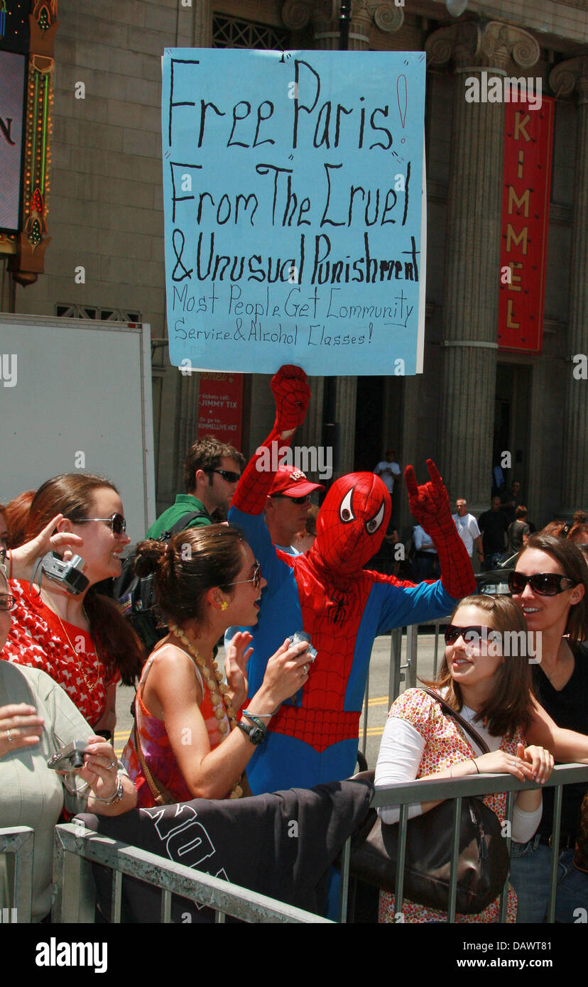 A man dressed up as 'Spiderman' protests against the imprisonment of Paris Hilton on the 'Hollywood Walk of Fame' in Los Angeles, USA, 14 June 2007. Photo: Hubert Boesl Stock Photo