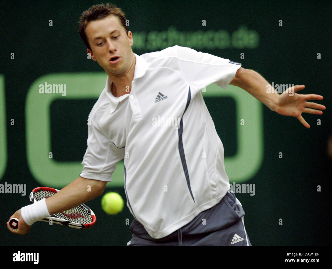 German tennis pro Philipp Kohlschreiber hits a forehand in his quarter-finals match against seeded US James Blake at the 15th Gerry Weber Open in Halle/Westfalia, Germany, 15 June 2007. Kohlschreiber defeats Blake 6-4, 6-3. Photo: Bernd Thissen Stock Photo