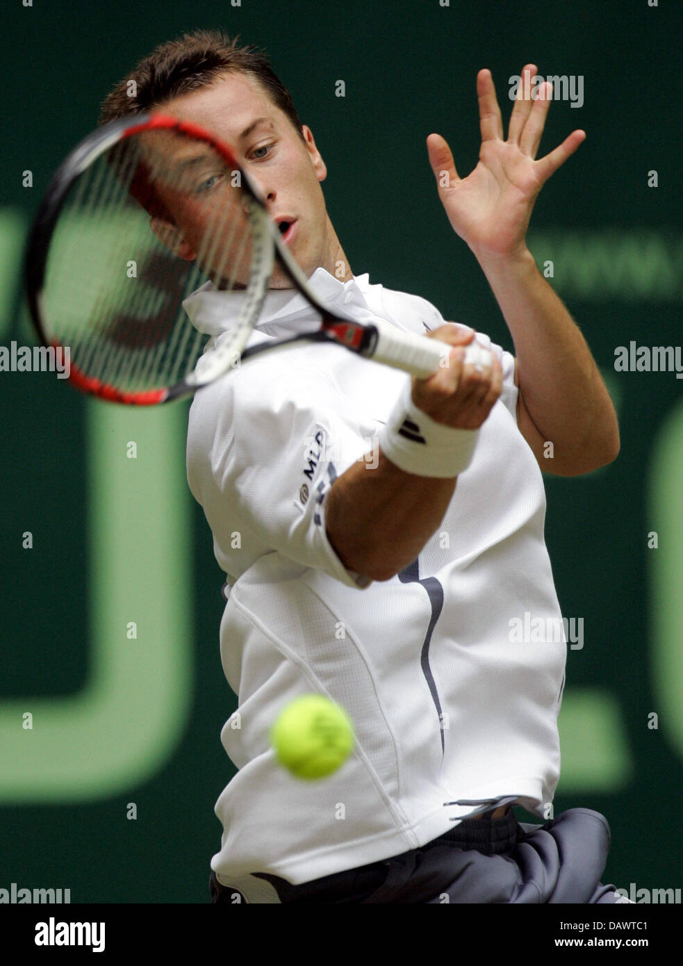 German tennis pro Philipp Kohlschreiber smashes a forehand in his quarter-finals match against seeded US James Blake at the 15th Gerry Weber Open in Halle/Westfalia, Germany, 15 June 2007. Kohlschreiber defeats Blake 6-4, 6-3. Photo: Bernd Thissen Stock Photo