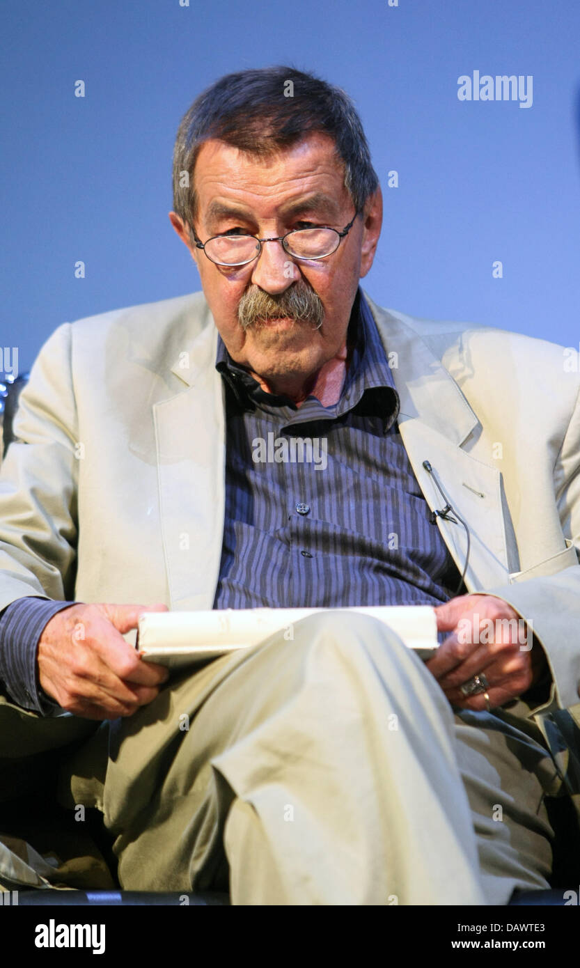 German author Guenter Grass pictured at the litereature summit on the so-called 'Blue Sofa' in Berlin, Germany, 15 June 2007. The evening evnet at the Berliner Ensemble theatre discussed what is left of the famous literary Group 47 Grass formed part of 60 years after its formation. Photo: Soeren Stache Stock Photo