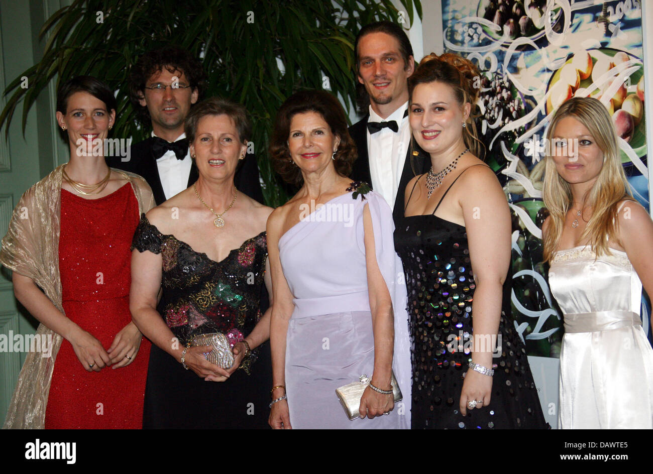 (L-R) Countess Bettina Bernadotte, her husband Philipp Haug, Countess Sonja Bernadotte, Queen Silvia of Sweden, Count Bjoern Bernadotte, Countess Diana Bernadotte and Count Bojern's girlfriend Sandra Angerer pose for the photographers during a charity gala at Lake Constance island Mainau, Germany, 15 June 2007. The gala raised funds in favour of Queen Silvia's Mentor foundation and Stock Photo