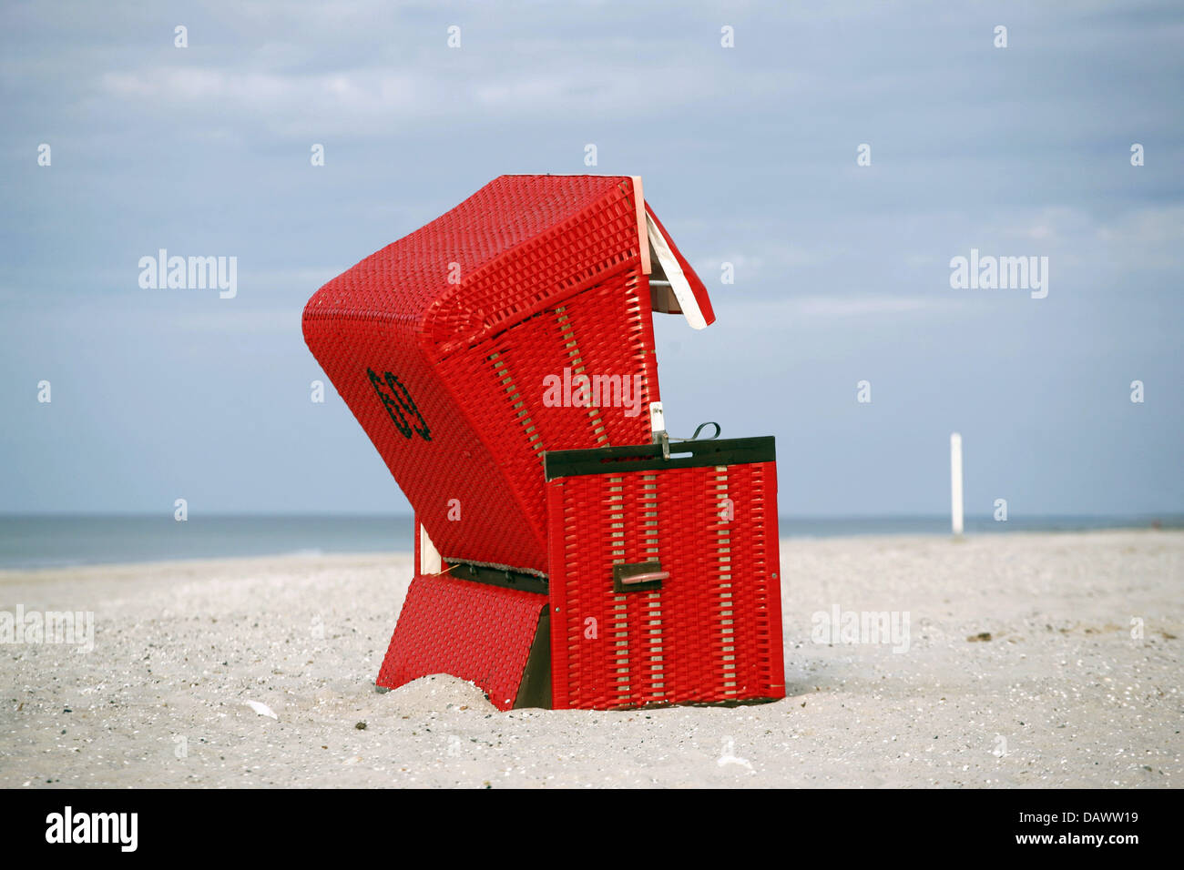 The picture shows a red beach chair near Prerow, Germany, 1 May 2007