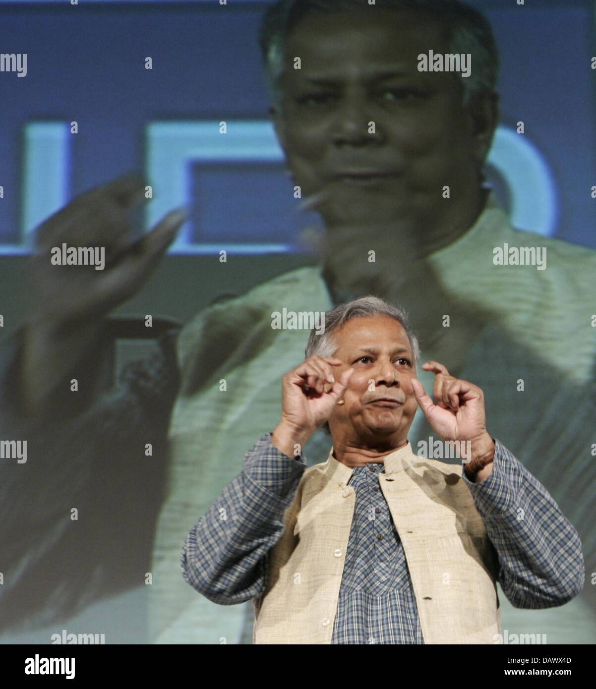 Muhammad Yunus, Nobel Peace Prize laureate and founder of the Grameen Bank Bangladesh, speaks at the 12th German Trend Day in Hamburg, Germany, 08 May 2007. Yunus is confident that the world's poverty can be abolished and invoked his homeland Bangladesh as an example. 80 per cent of the poor population received a so-called microcredit from his bank. Photo: Ulrich Perrey Stock Photo
