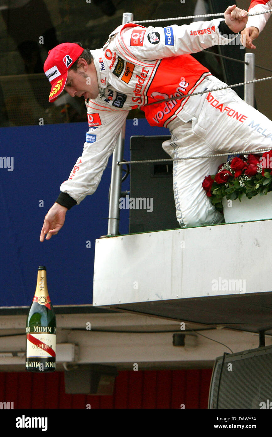 Third placed Spanish Formula One pilot Fernando Alonso of McLaren Mercedes throws the bottle of champagne to his team from the podium after the Spanish Grand Prix at Circuit de Catalunya race track in Montmelo near Barcelona, Spain, Sunday, 13 May 2007. Photo: JENS BUETTNER Stock Photo