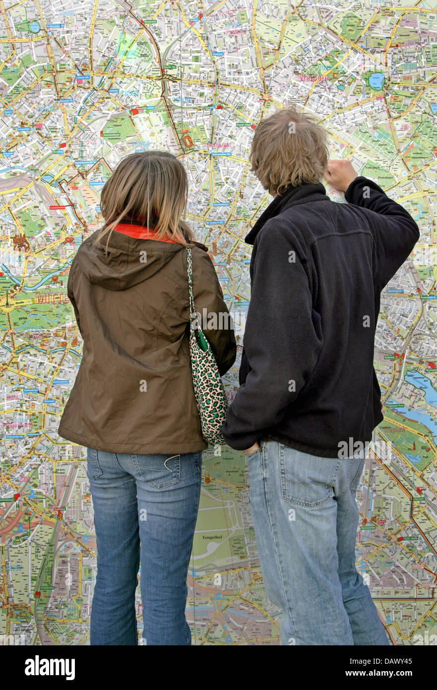 Two tourists stand in front of a big city map and look for the right way at Checkpoint Charlie in Berlin, Germany, Thursday, 19 April 2007. Photo: Arno Burgi Stock Photo