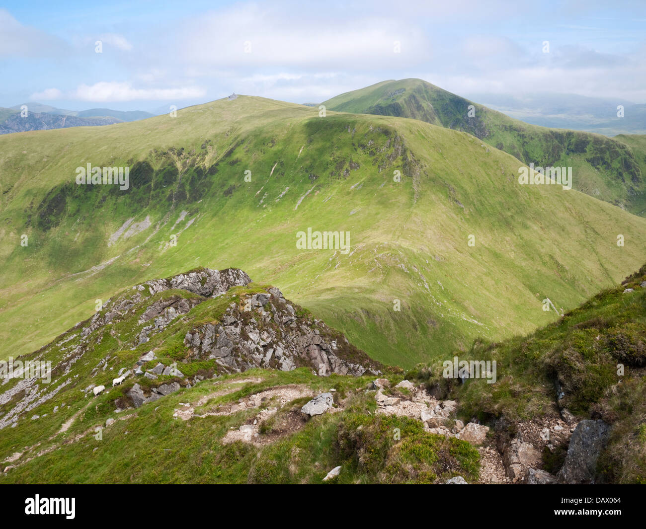 Snowdonia's Nantlle Ridge - the view across Bwlch Dros-bern from Craig Cwm Silyn to Mynydd Tal-y-mignedd Stock Photo