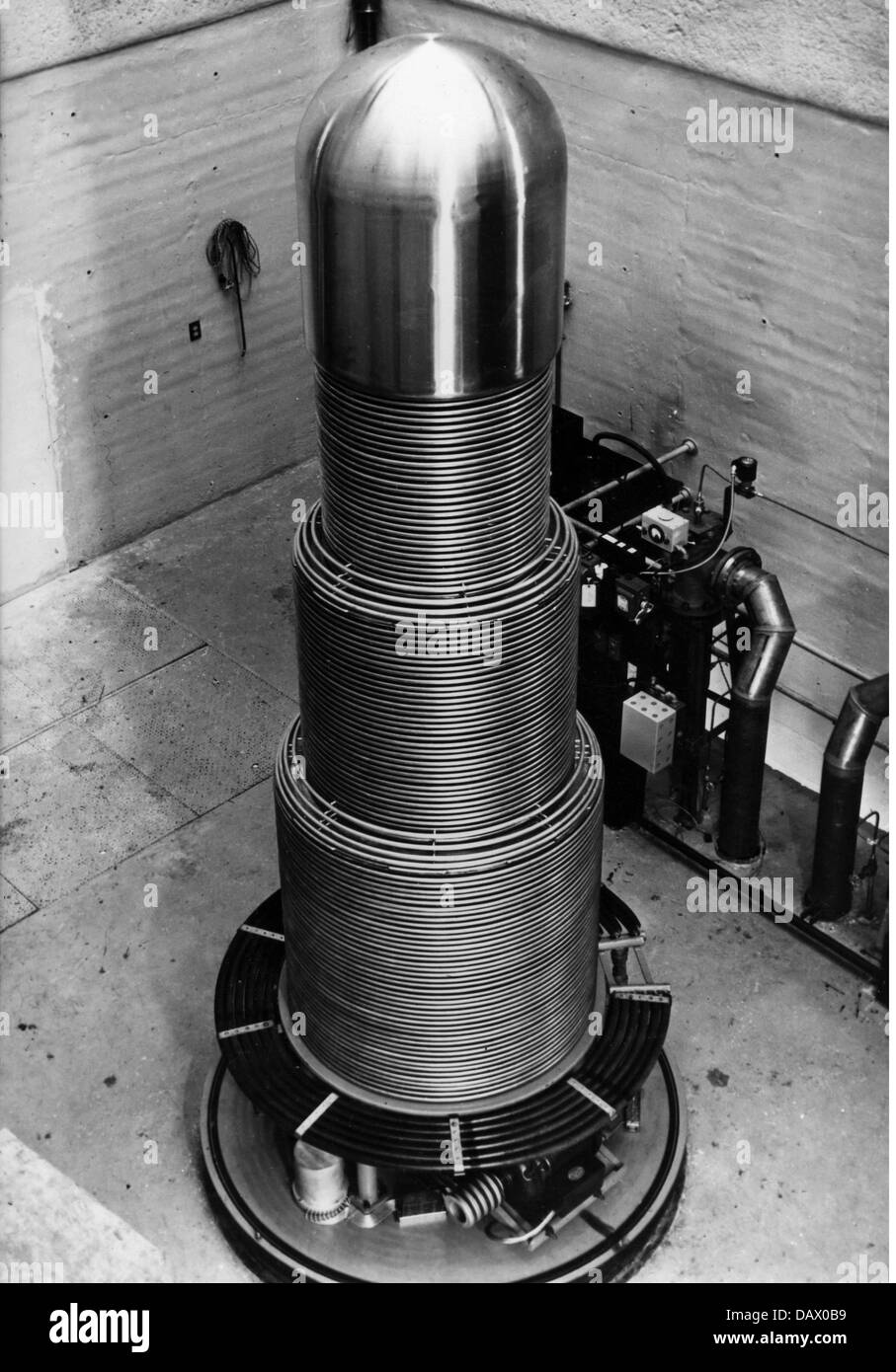 science, nuclear physics, nuclear research centre Chalk River Laboratories, Ontario, Canada, interior view, electrostatic accelerator, 1950, Additional-Rights-Clearences-Not Available Stock Photo
