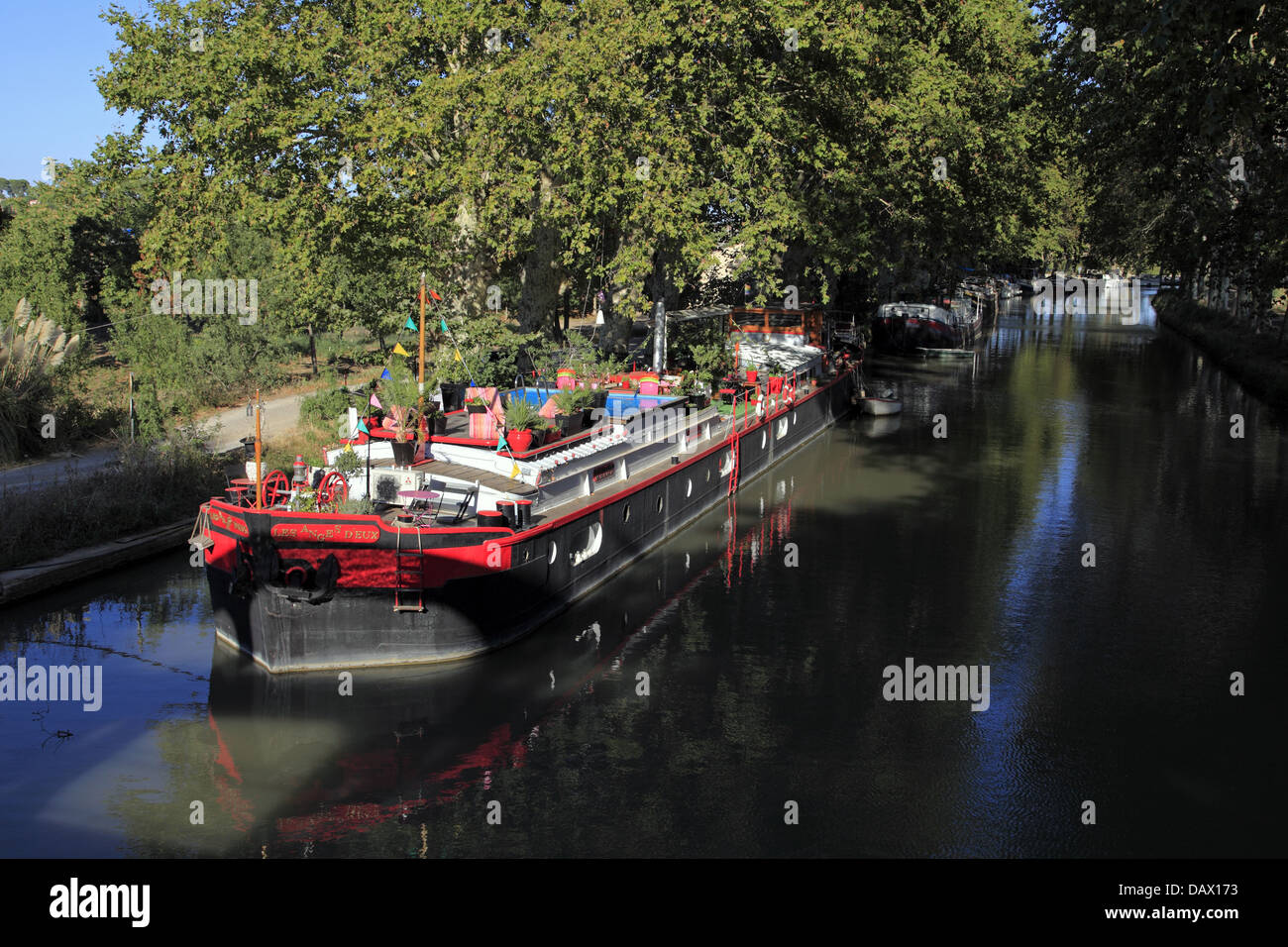 Houseboat, bed and breakfeast on the Canal du Midi near Beziers, Languedoc Roussillon, France Stock Photo