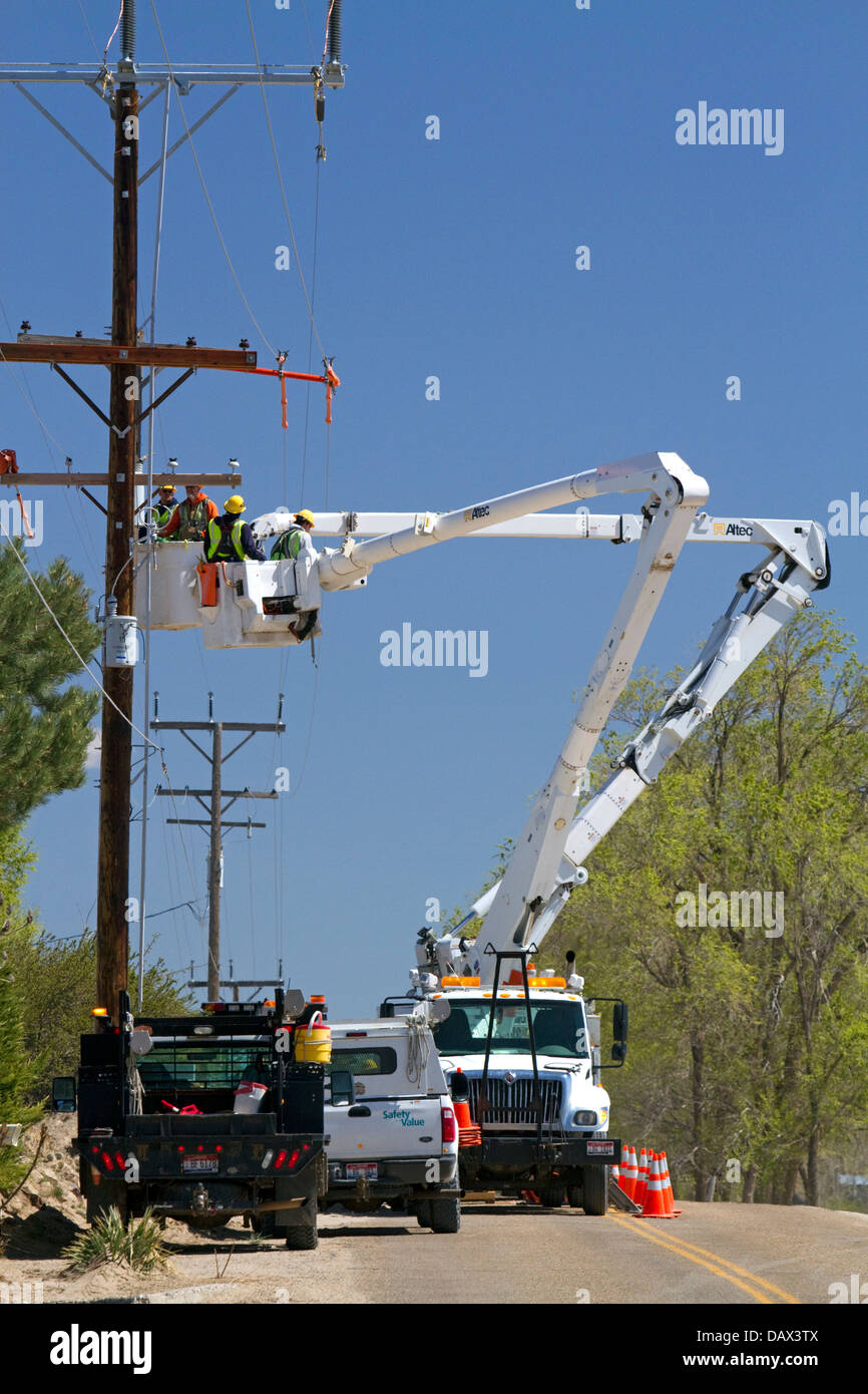 Cherry picker bucket truck hires stock photography and images Alamy