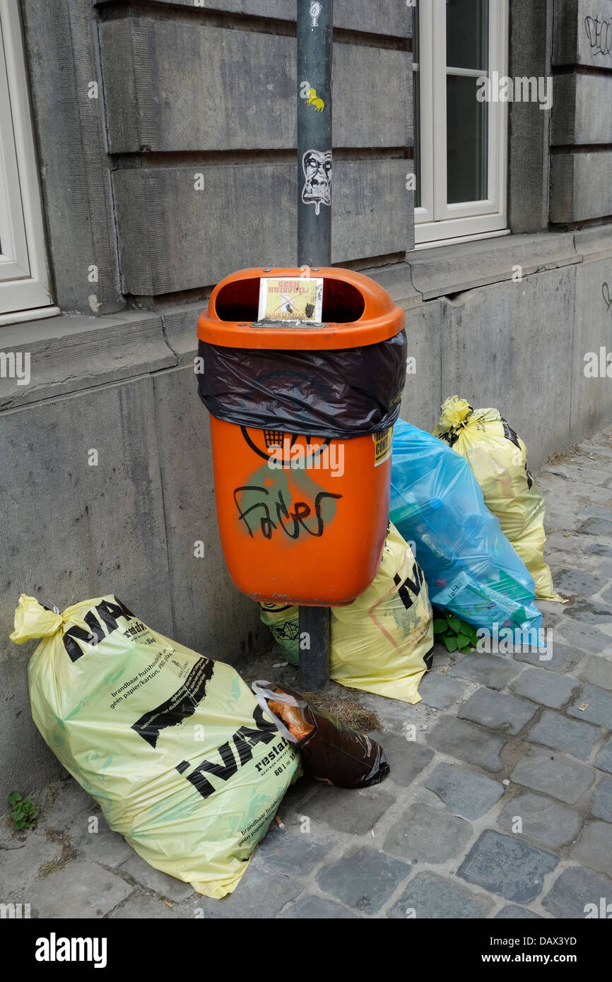 Garbage can house hires stock photography and images Alamy