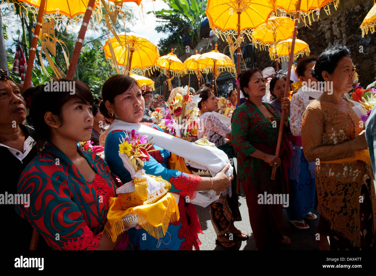 Funeral procession to Penestenan cremation ground, Bali Stock Photo