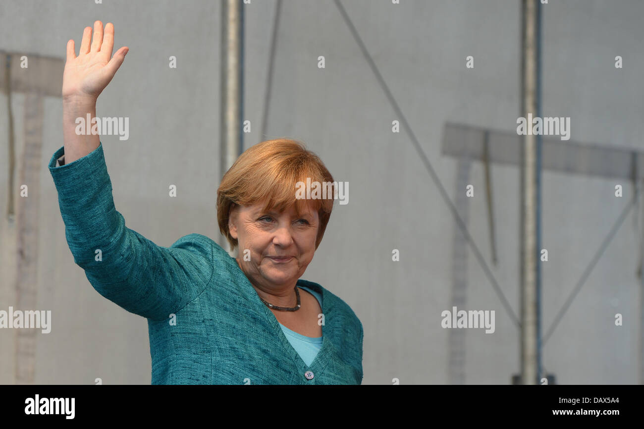 Die Bundeskanzlerin und CDU-Parteivorsitzende Angela Merkel winkt am 19.07.2013 während einer CDU-Wahlkampfveranstaltung in St. Peter-Ording (Schleswig-Holstein) den Gästen zu. Merkel besuchte den Urlaubs- und Badeort an der Nordsee im Rahmen ihrer Sommerreise. Foto: Marcus Brandt/dpa +++(c) dpa - Bildfunk+++ Stock Photo