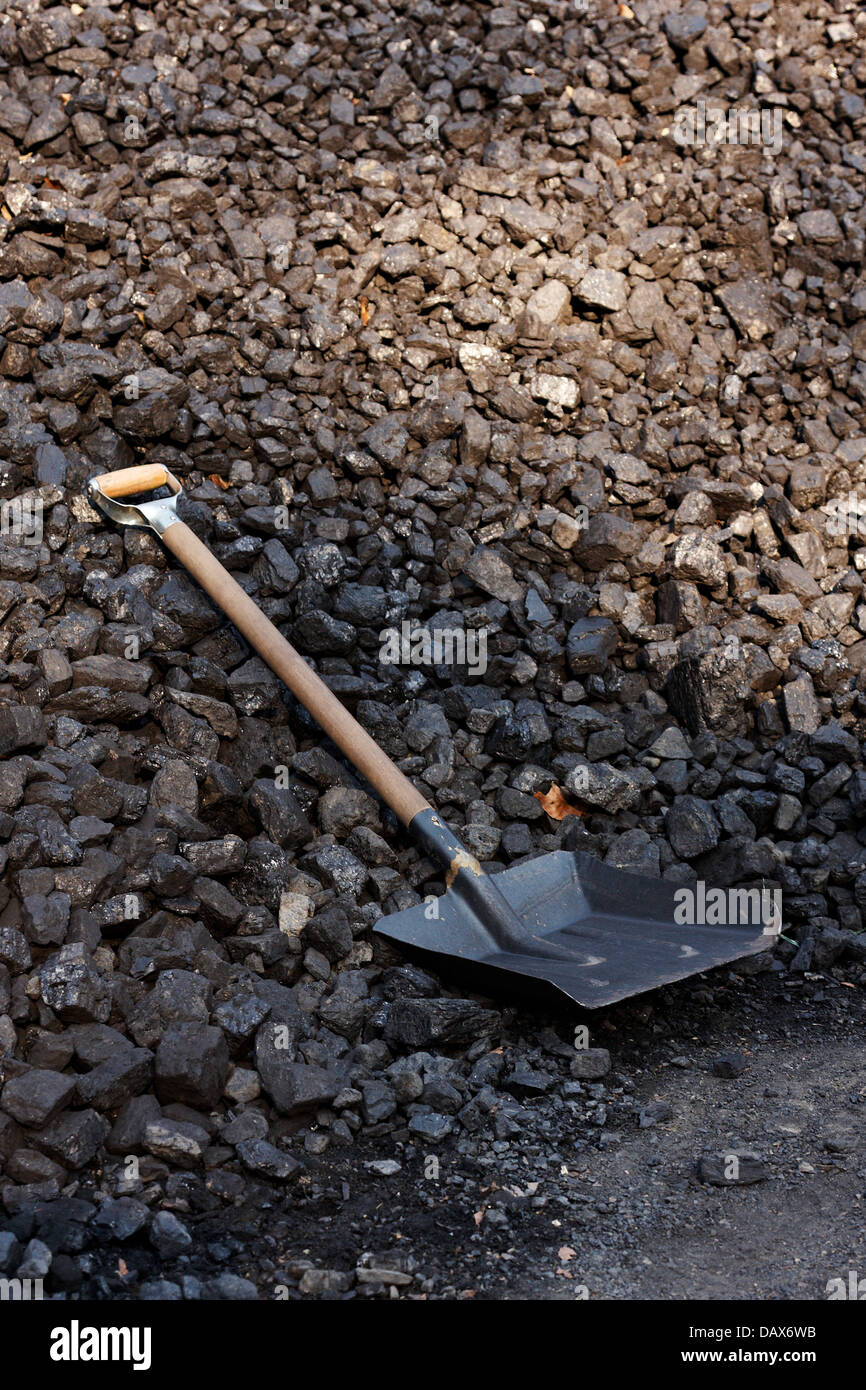 Coal Shovel High Resolution Stock Photography and Images Alamy