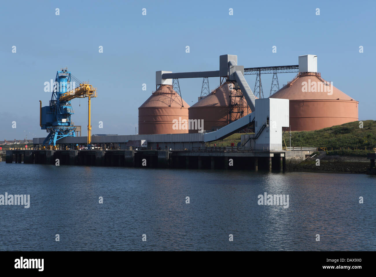 alcan-s-silos-and-dock-facilities-at-blyth-in-northumberland-england