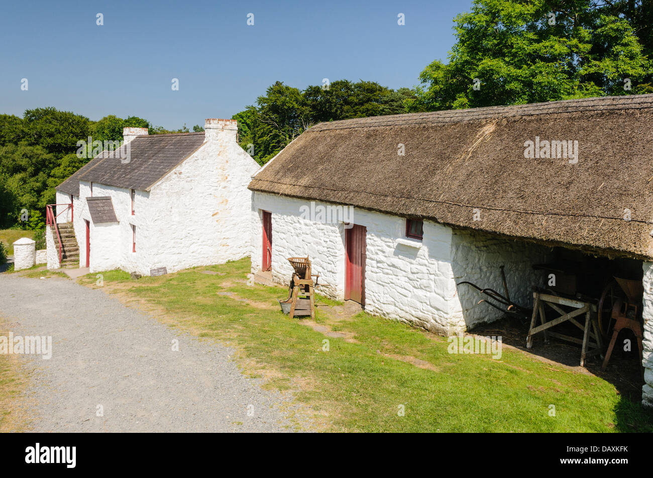 Traditional Irish farm with whitewashed walls and thatched roof Stock Photo