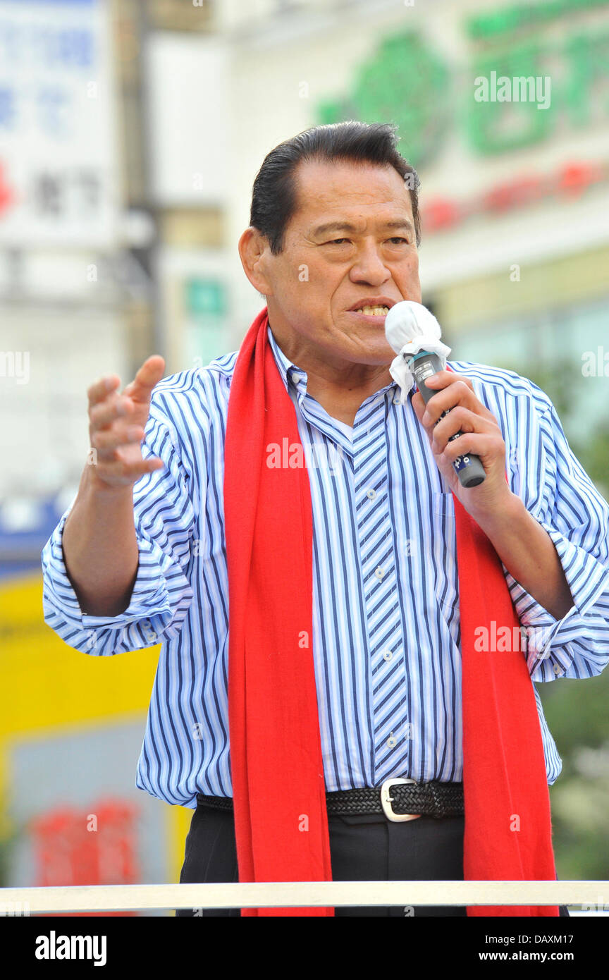 Tokyo, Japan. 19th july, 2013. Antonio Inoki, who had used to be a popular professional westler and now was a candidate from the Japan Restoration Party, spoke to people for the coming election of House of Councilors this Sunday at Shibuya Station, Shibuya, Tokyo, Japan on July 19, 2013. Inoki ran in a proportional-representation constituency. Credit:  Koichiro Suzuki/AFLO/Alamy Live News Stock Photo