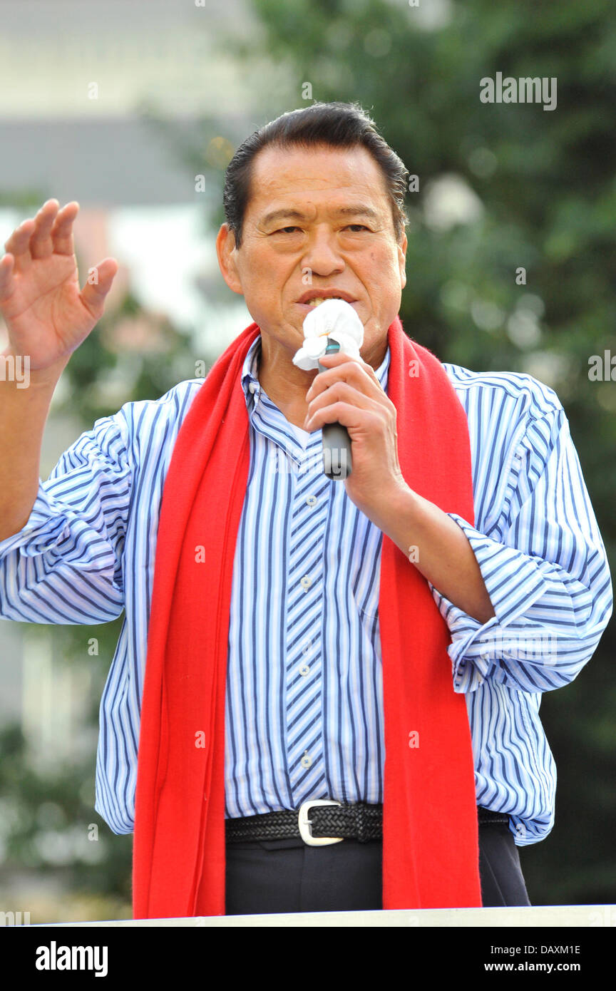 Tokyo, Japan. 19th july, 2013. Antonio Inoki, who had used to be a popular professional westler and now was a candidate from the Japan Restoration Party, spoke to people for the coming election of House of Councilors this Sunday at Shibuya Station, Shibuya, Tokyo, Japan on July 19, 2013. Inoki ran in a proportional-representation constituency. Credit:  Koichiro Suzuki/AFLO/Alamy Live News Stock Photo