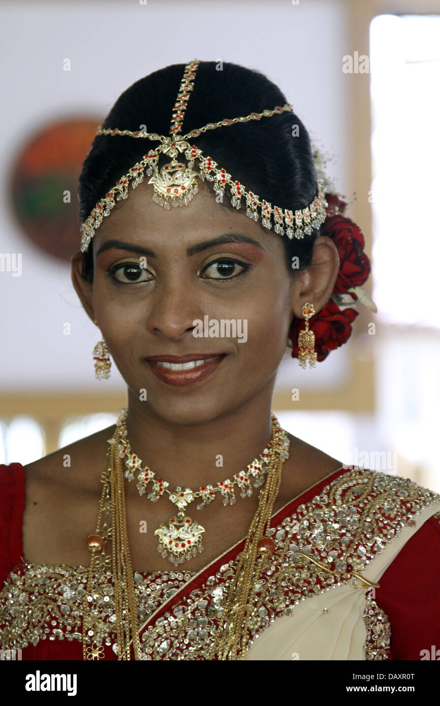 TRADITIONAL SRI LANKAN BRIDE AMANA LAKE HOTEL DAMBULLA SRI LANKA 09