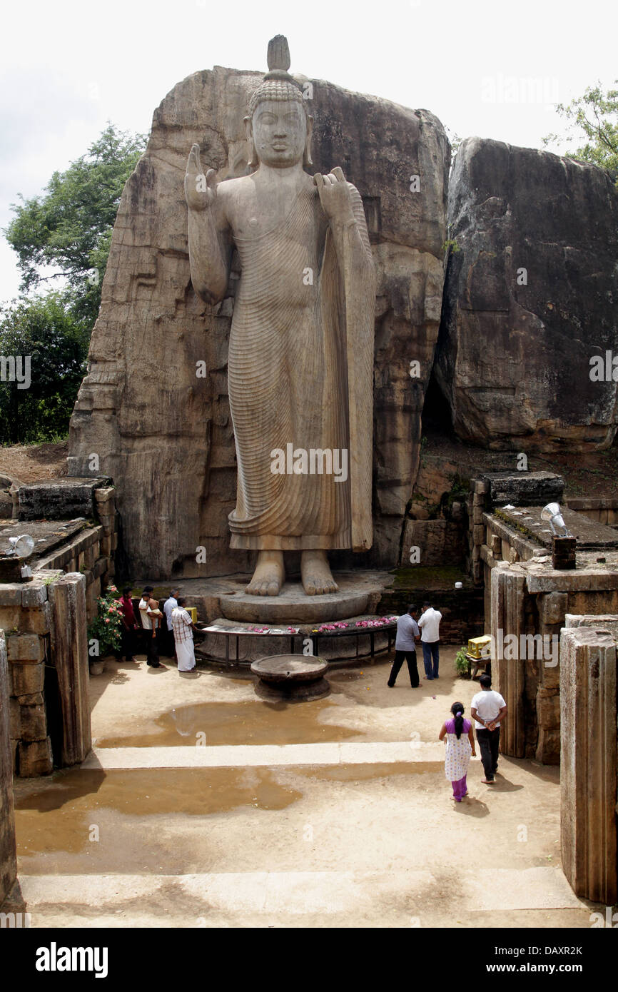AUKANA BUDDHA STATUE NEAR KEKIRAWA SRI LANKA 09 March 2013 Stock Photo Alamy