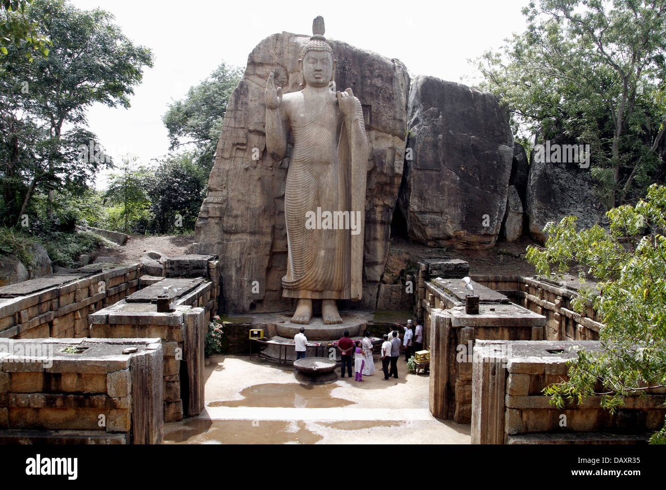 AUKANA BUDDHA STATUE NEAR KEKIRAWA SRI LANKA 09 March 2013 Stock Photo Alamy
