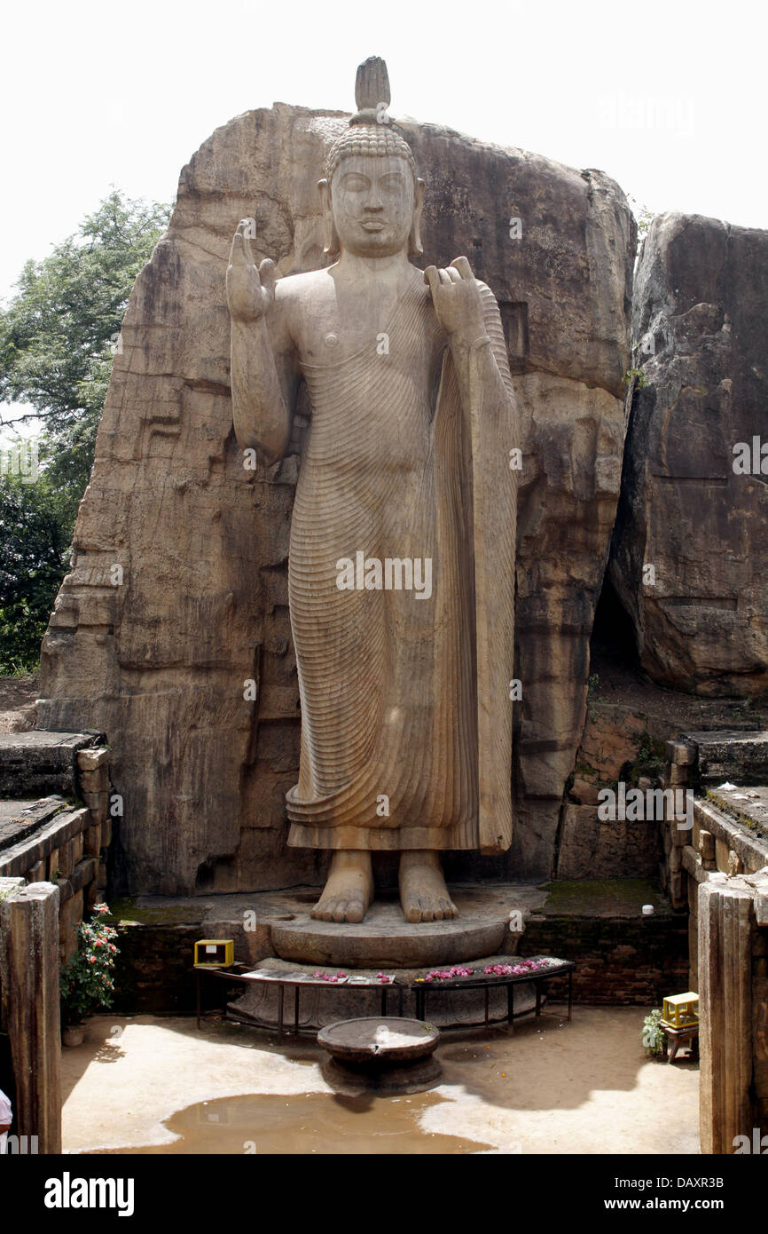 AUKANA BUDDHA STATUE NEAR KEKIRAWA SRI LANKA 09 March 2013 Stock Photo Alamy
