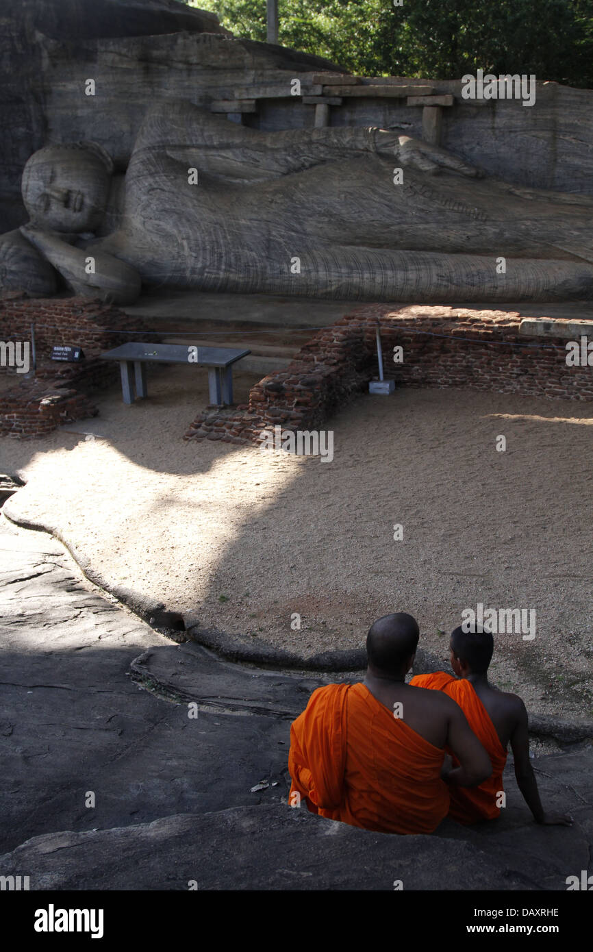 BUDDHIST MONKS & SLEEPING BUDDHA AT GAL VIHARA POLONNARUWA SRI LANKA 10