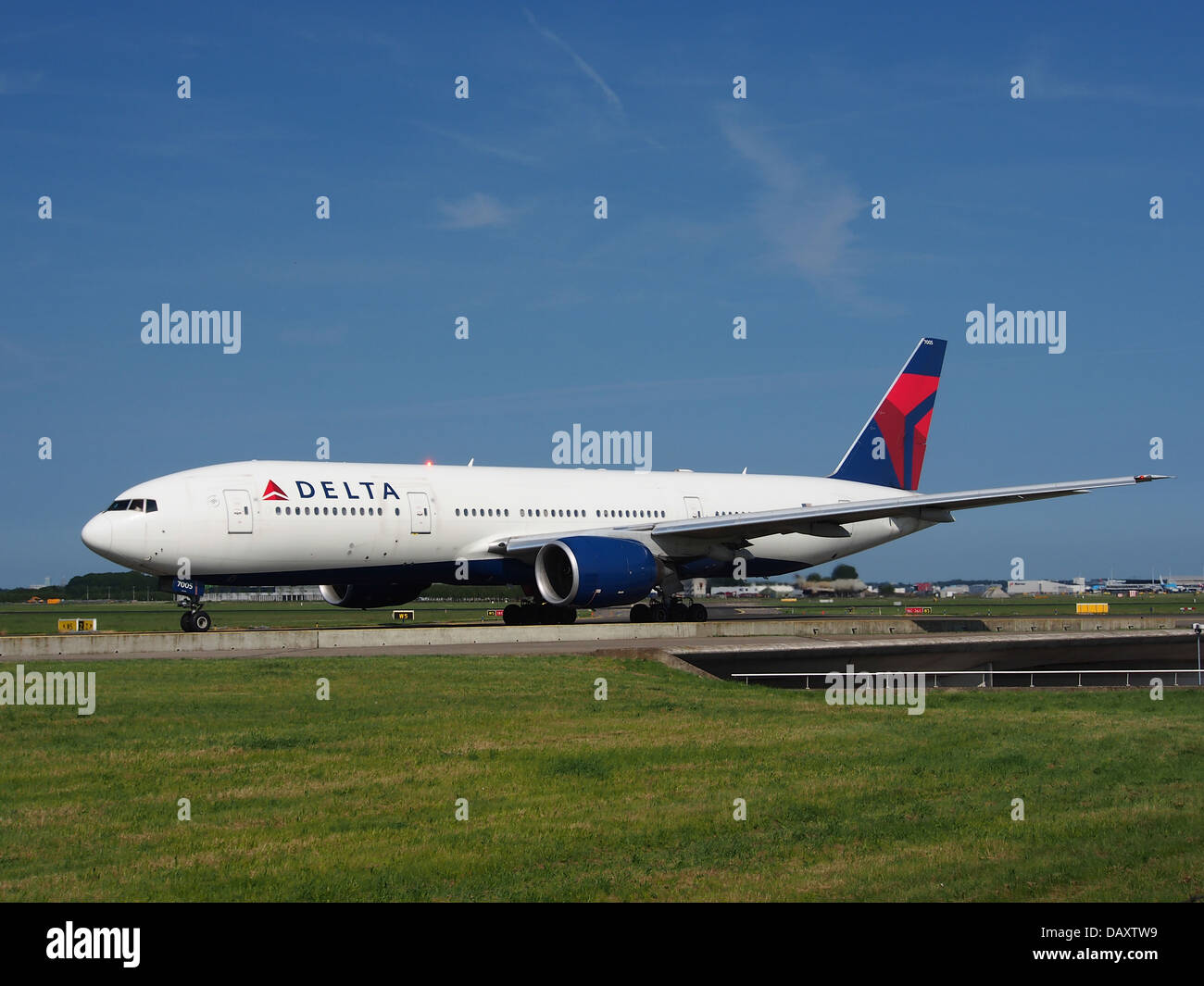 Delta boeing 777 hi-res stock photography and images - Alamy