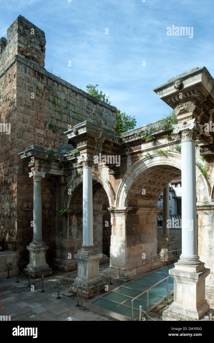 Türkei, Antalya-Stadt, Altstadt, Hadrianstor, Torbogen, der im Jahre 130 n. Chr. zu Ehren Kaiser Hadrians gebaut wurde. Stock Photo