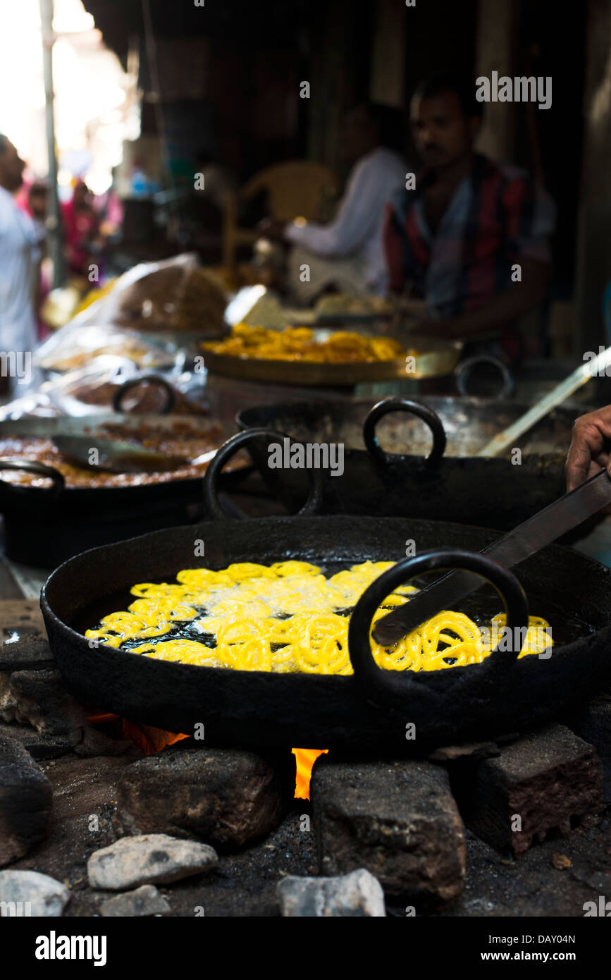 https://c8.alamy.com/comp/DAY04N/jalebi-traditional-indian-sweet-dish-being-fried-in-a-wok-pushkar-DAY04N.jpg