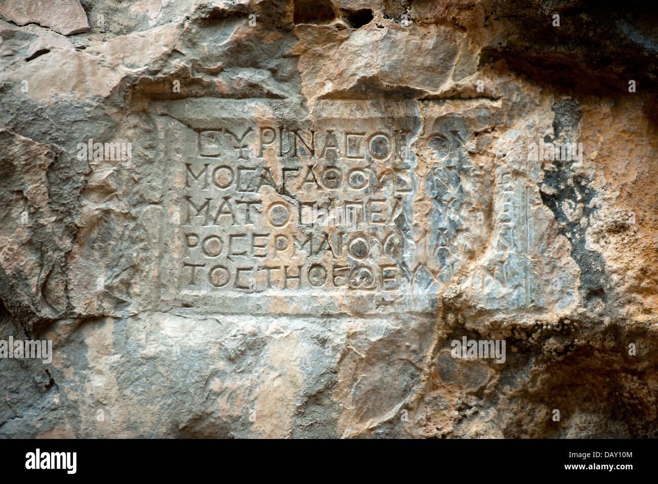 Türkei, Provinz Antalya, Dösemealti, Dorf Yagca, griechische Inschrift am Felsen vor der Karain Höhle Stock Photo
