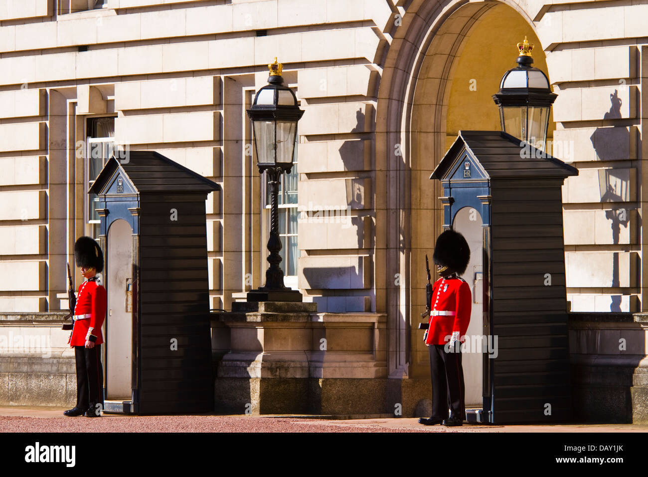 Foot guards on sentry duty at Buckingham palace, London Stock Photo Alamy