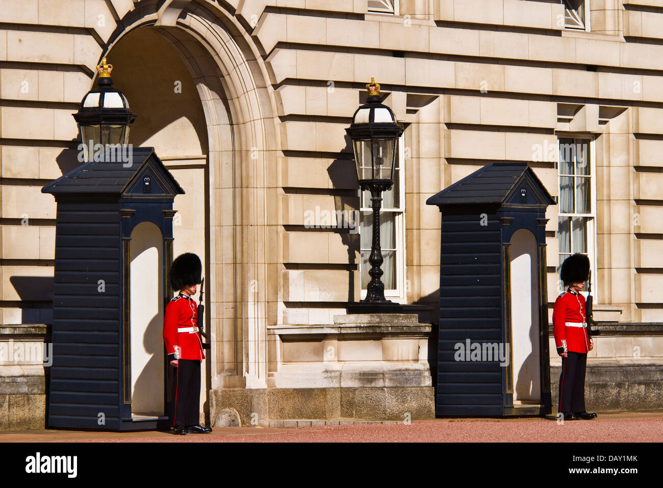 Foot guards on sentry duty at Buckingham palace, London Stock Photo Alamy
