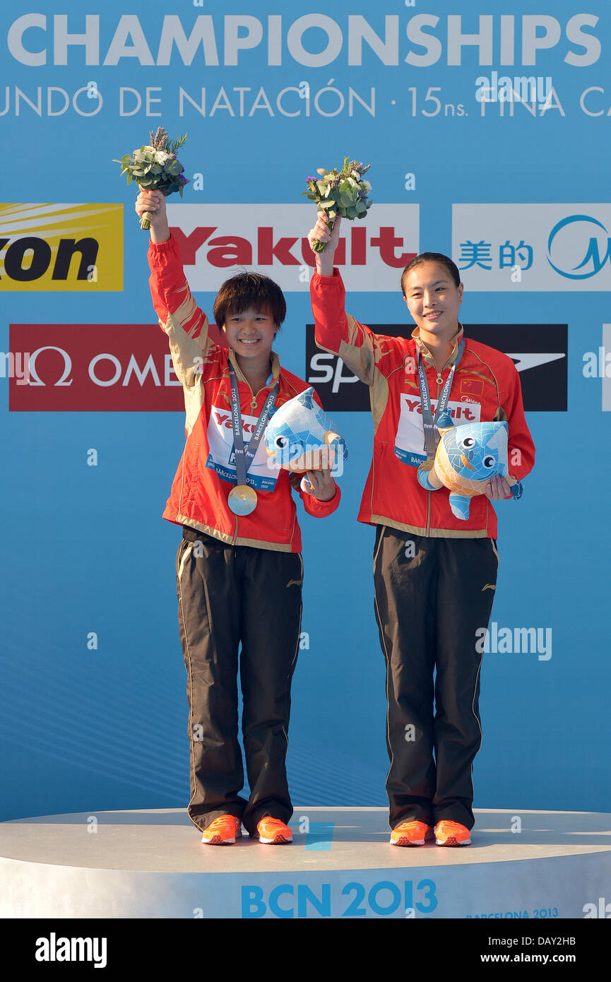 Barcelona, Spain. 20th July, 2013. Gold medalists Minxa Wu and Tingmao Shi of China celebrates on the podium after the women's 3m Synchro Springboard diving final of the 15th FINA Swimming World Championships at Montjuic Municipal Pool in Barcelona, Spain, 20 July 2013. Foto: David Ebener/dpa/Alamy Live News Stock Photo