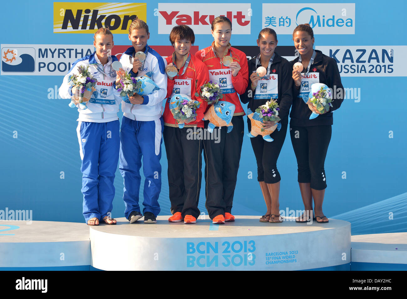 Barcelona, Spain. 20th July, 2013. Gold medalists Minxa Wu and Tingmao Shi of China (C), 2nd Tania Cagnotto and Francesca Dallape of Italy (L) and 3rd Jennifer Abel and Pamela Ware of Canada on the podium after the women's 3m Synchro Springboard diving final of the 15th FINA Swimming World Championships at Montjuic Municipal Pool in Barcelona, Spain, 20 July 2013. Foto: David Ebener/dpa /dpa/Alamy Live News Stock Photo
