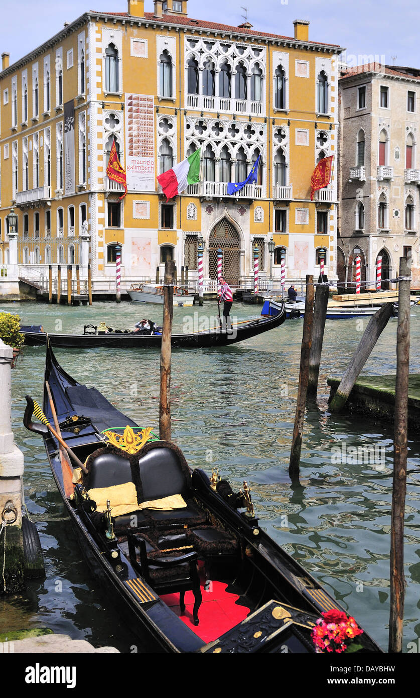 Palaces gondolas grand canal hi-res stock photography and images - Alamy