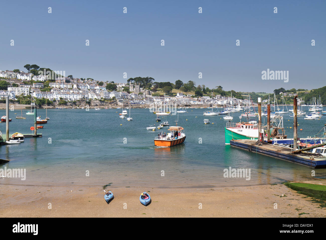 shot-of-the-polruan-passenger-ferry-heading-back-to-fowey-stock-photo