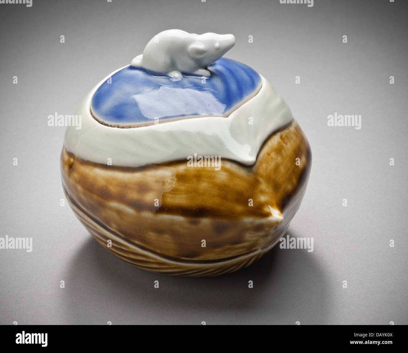 Incense Box (kogo) in the Form of a Chestnut with a Rat M.2004.216.24a