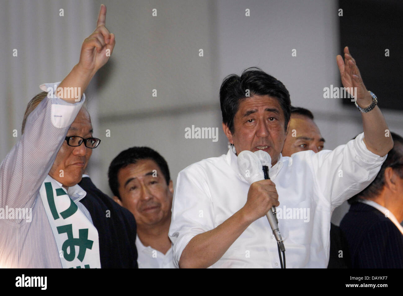 Tokyo, Japan. 20th July, 2013. Shinzo Abe, Japan's Prime Minister and president of the ruling Liberal Democratic Party, in his shirt sleeves solicits votes for the party's candidate on his final stumping tour at Tokyo's Asakusa district on Saturday, July 20, 2013, as he wraps up official campaigning for Sunday's upper house election. The ruling coalition led by Abe's LDP is likely to win a comfortable majority that will give him a total control of both chambers of Japan's parliament. Credit:  Aflo Co. Ltd./Alamy Live News Stock Photo