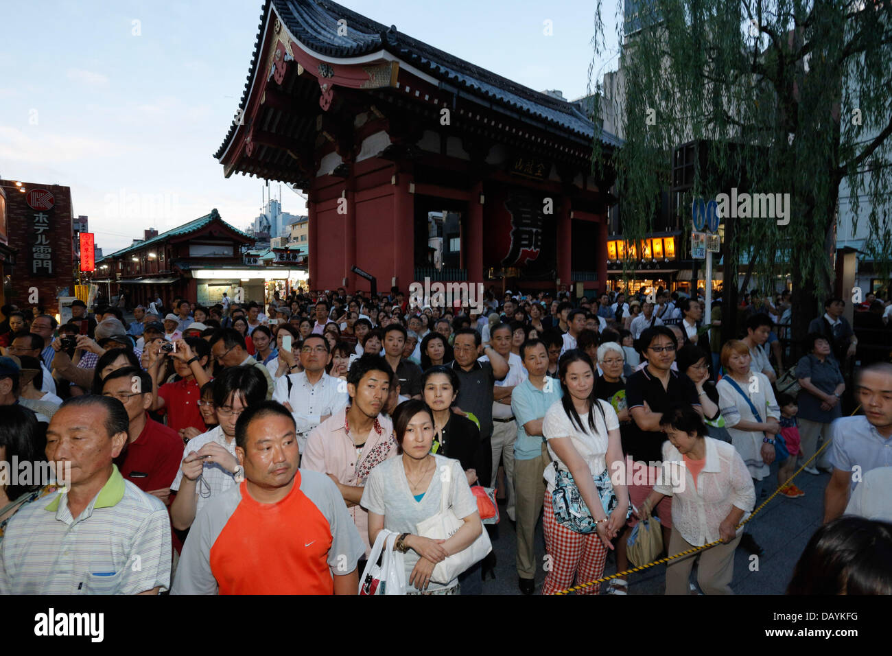 Tokyo, Japan. 20th July, 2013. A throng of voters, tourists and passersby stops and listen to Shinzo Abe, Japan's Prime Minister and president of the ruling Liberal Democratic Party, on his final stumping tour at Tokyo's Asakusa district on Saturday, July 20, 2013, as he wraps up official campaigning for Sunday's upper house election. The ruling coalition led by Abe's LDP is likely to win a comfortable majority that will give him a total control of both chambers of Japan's parliament. Credit:  Aflo Co. Ltd./Alamy Live News Stock Photo