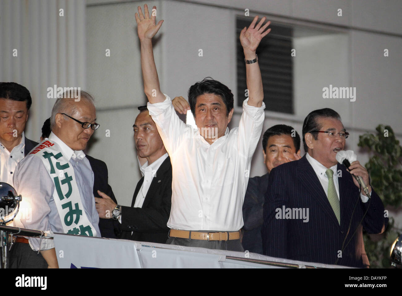 Tokyo, Japan. 20th July, 2013. Shinzo Abe, Japan's Prime Minister and president of the ruling Liberal Democratic Party, in his shirt sleeves solicits votes for the party's candidate on his final stumping tour at Tokyo's Asakusa district on Saturday, July 20, 2013, as he wraps up official campaigning for Sunday's upper house election. The ruling coalition led by Abe's LDP is likely to win a comfortable majority that will give him a total control of both chambers of Japan's parliament. Credit:  Aflo Co. Ltd./Alamy Live News Stock Photo