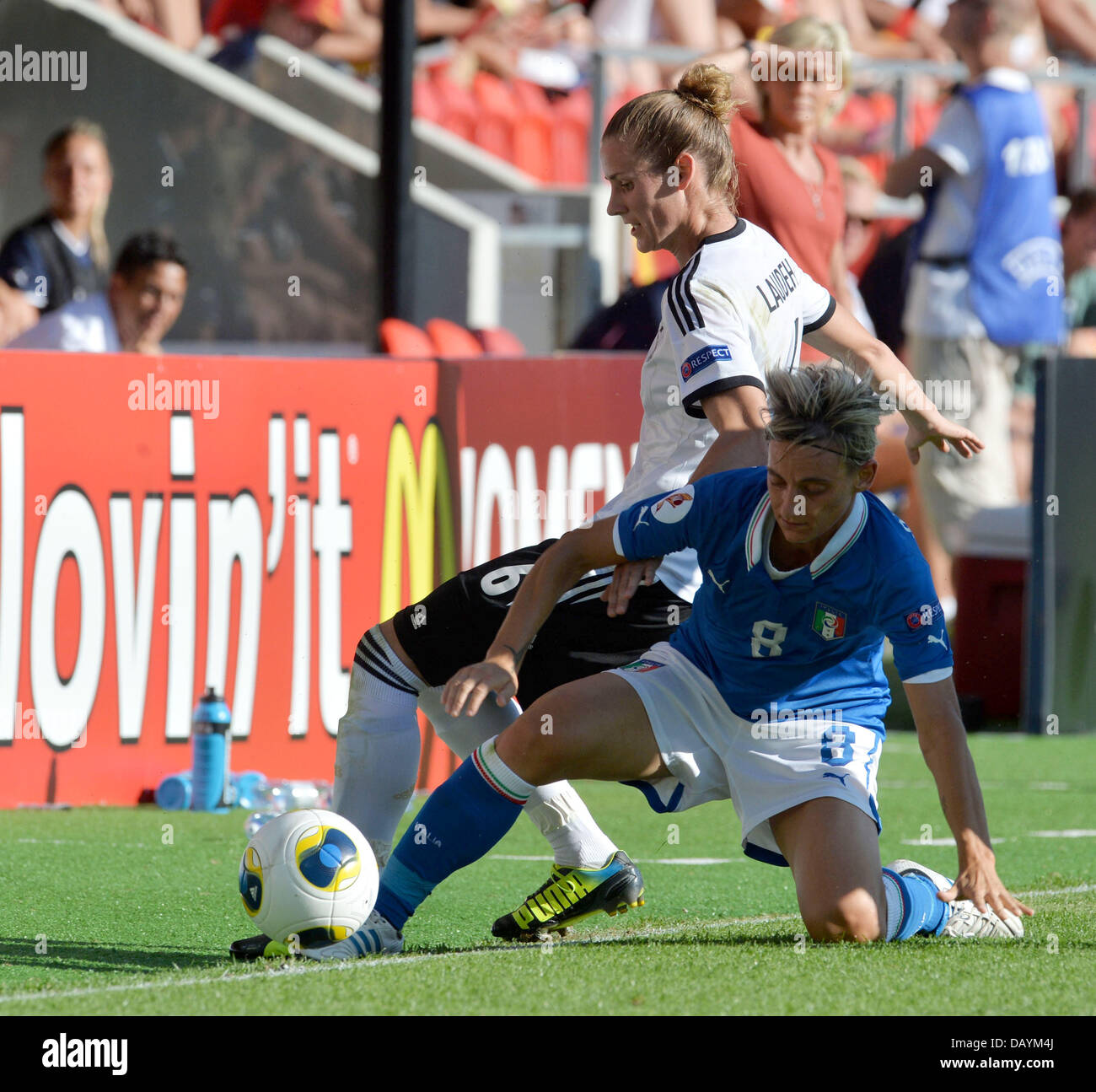 Simone Laudehr (l) of Germany fights for the ball with Melania Gabbiadini of Italy during the UEFA Women's EURO 2013 quarter final soccer match between Germany and Italy at the Växjö Arena in Vaxjo, Sweden, 21 July 2013. Photo: Carmen Jaspersen/dpa +++(c) dpa - Bildfunk+++ Stock Photo